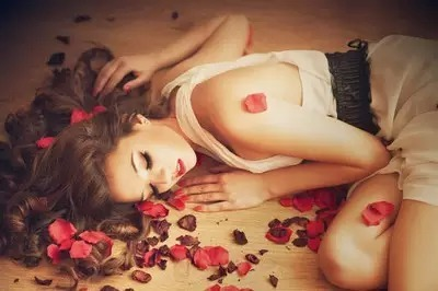 可怕，女人千萬不要這樣入睡，會讓你一夜老10歲！絕對不是恐嚇你...