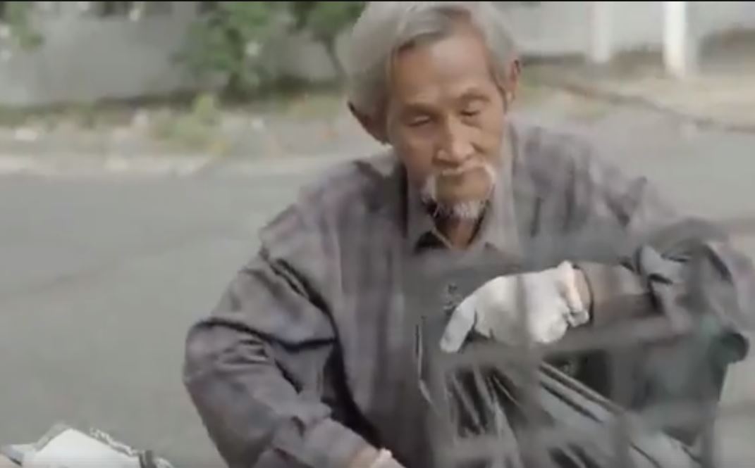 拾荒老伯「好心找回被搶婦人包包」卻被警察當場帶走！最後「救他的人」令人意外