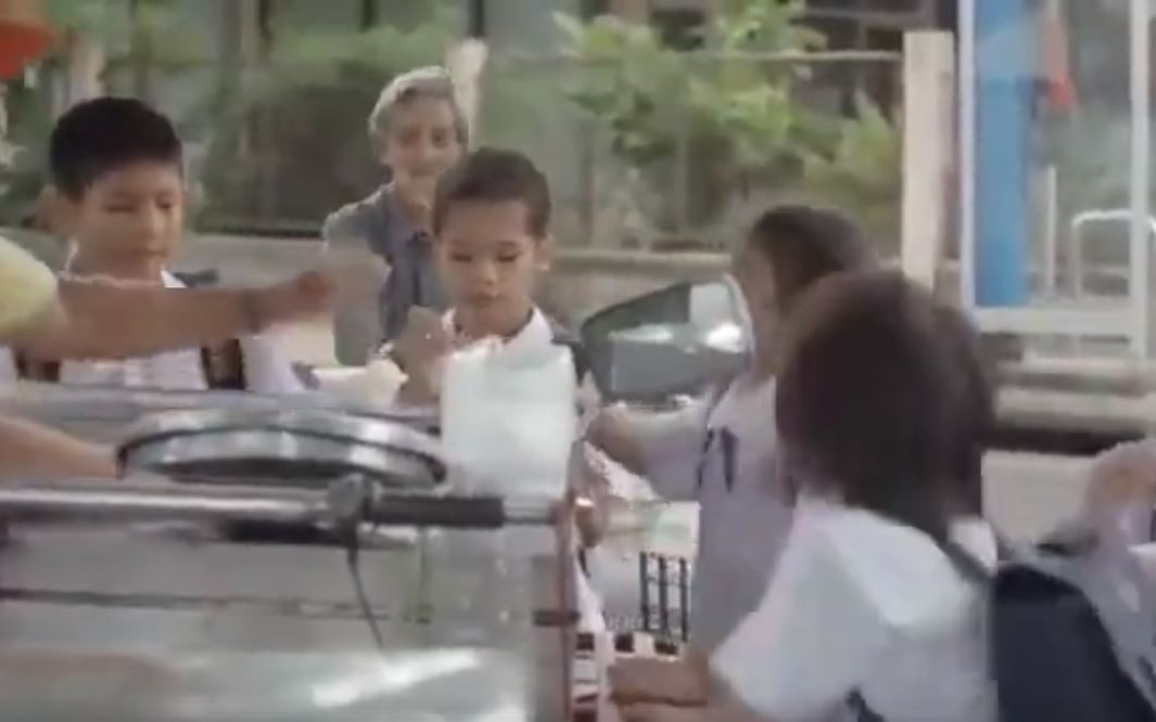 拾荒老伯「好心找回被搶婦人包包」卻被警察當場帶走！最後「救他的人」令人意外