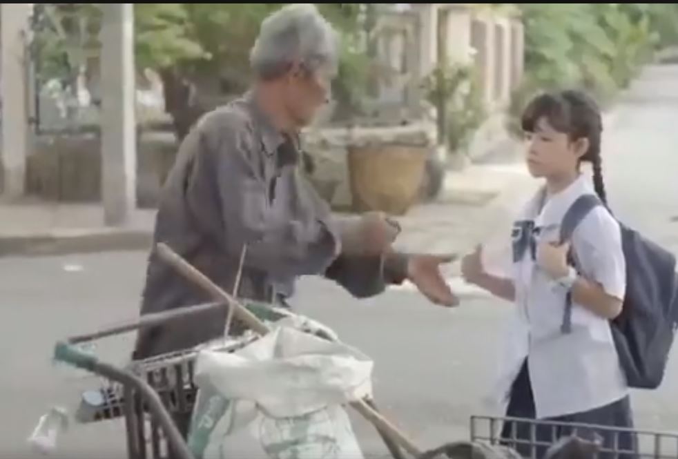 拾荒老伯「好心找回被搶婦人包包」卻被警察當場帶走！最後「救他的人」令人意外