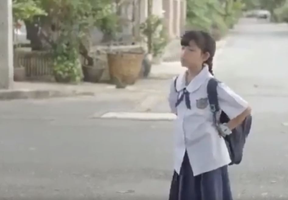 拾荒老伯「好心找回被搶婦人包包」卻被警察當場帶走！最後「救他的人」令人意外