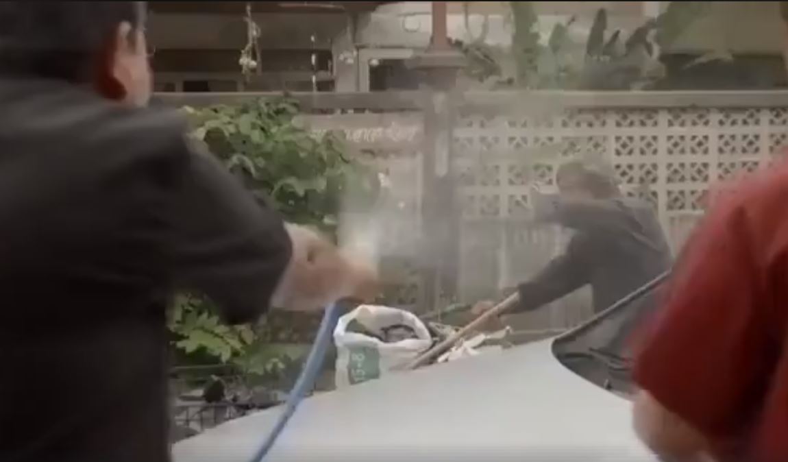 拾荒老伯「好心找回被搶婦人包包」卻被警察當場帶走！最後「救他的人」令人意外