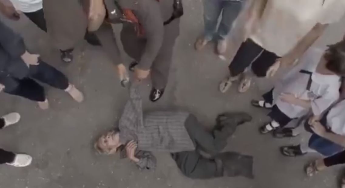 拾荒老伯「好心找回被搶婦人包包」卻被警察當場帶走！最後「救他的人」令人意外