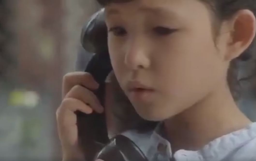 拾荒老伯「好心找回被搶婦人包包」卻被警察當場帶走！最後「救他的人」令人意外