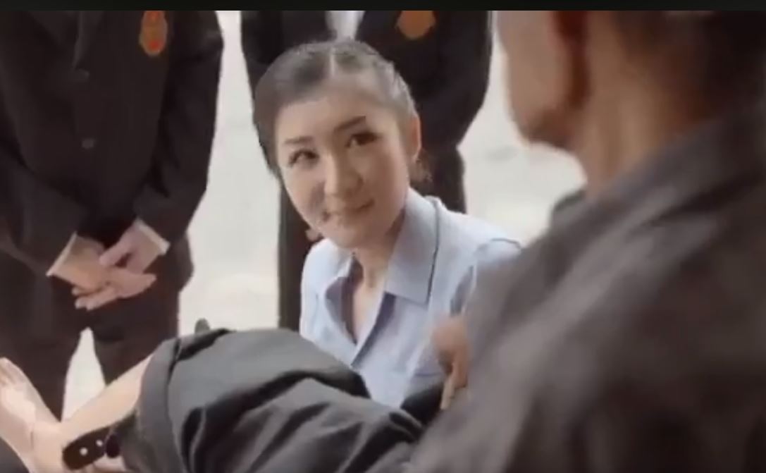 拾荒老伯「好心找回被搶婦人包包」卻被警察當場帶走！最後「救他的人」令人意外