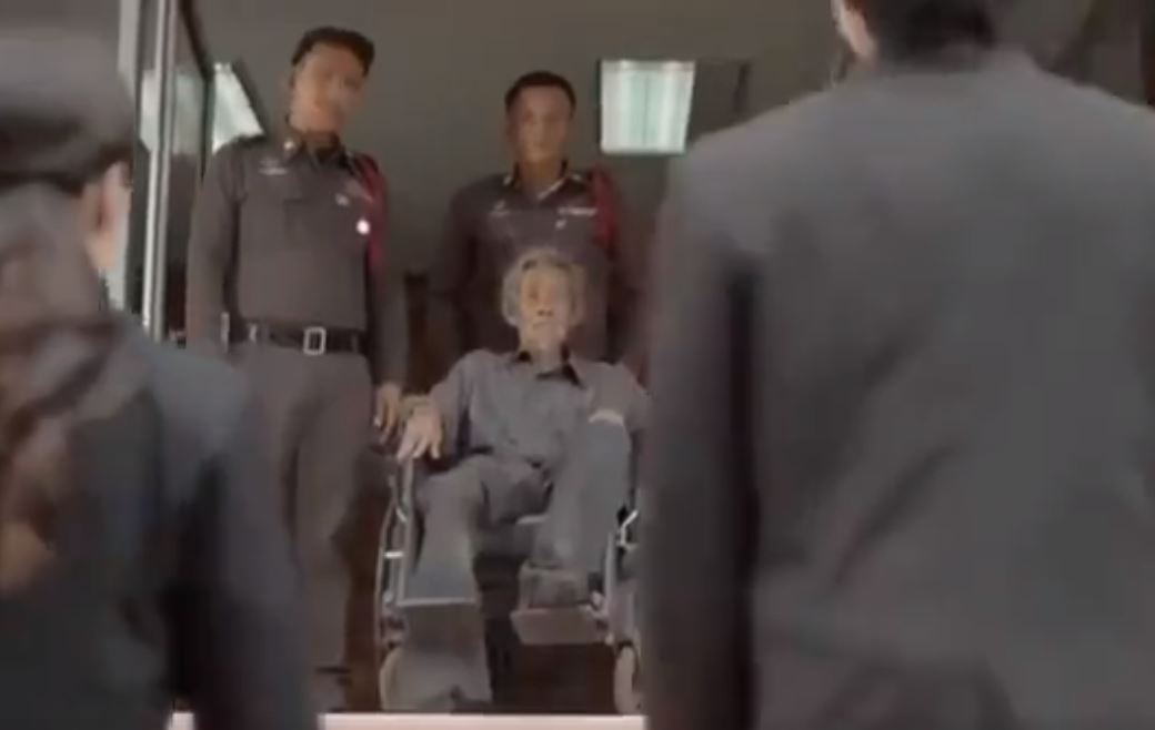 拾荒老伯「好心找回被搶婦人包包」卻被警察當場帶走！最後「救他的人」令人意外