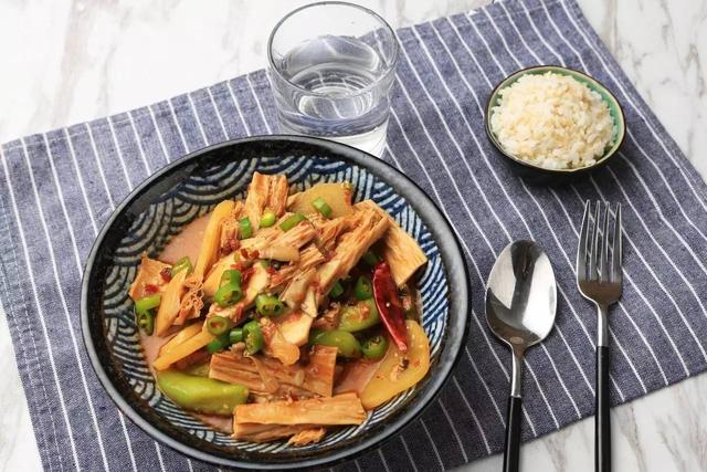 跟隔壁阿姨學到1道「美味素菜」，比肉還好吃，一口氣可以配三碗飯！