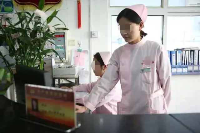 爸爸姓「吳」，給雙胞胎兒子取名想破頭，最後護士聽到忍不住笑了！