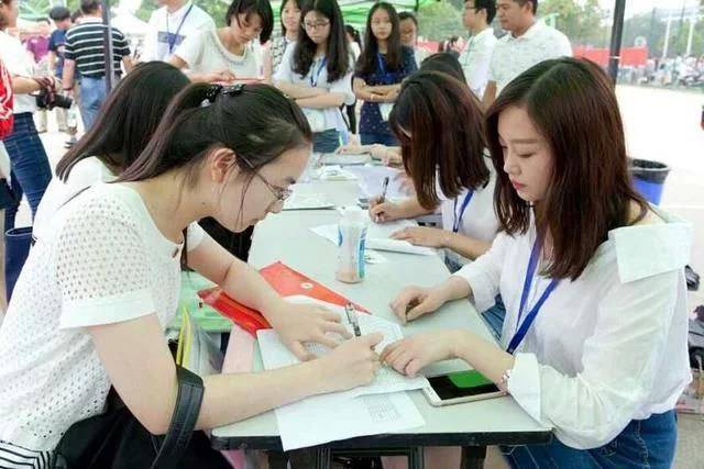 爸爸姓「吳」，給雙胞胎兒子取名想破頭，最後護士聽到忍不住笑了！