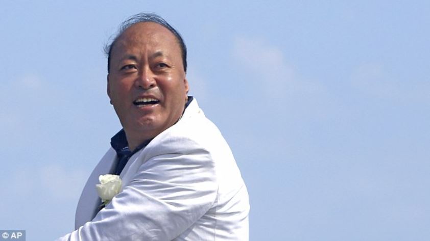 富豪老闆砸11億「帶6400名員工遊法國」！破金氏紀錄排出「最大規模人體排字」震撼全世界