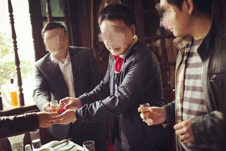 我嫁殘疾老公！參加同學聚會被取笑：眼光不好　沒想到敬酒時老公「露出手腕」所有人愣了