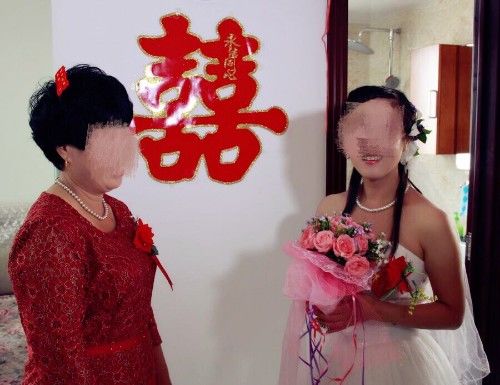 我嫁殘疾老公！參加同學聚會被取笑：眼光不好　沒想到敬酒時老公「露出手腕」所有人愣了