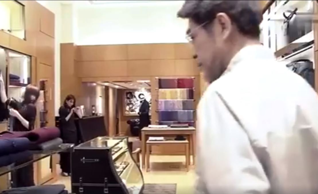 老伯「穿著隨興被店員瞧不起」唯獨她親切招呼！幾天後她收到「升遷通知」當場愣住