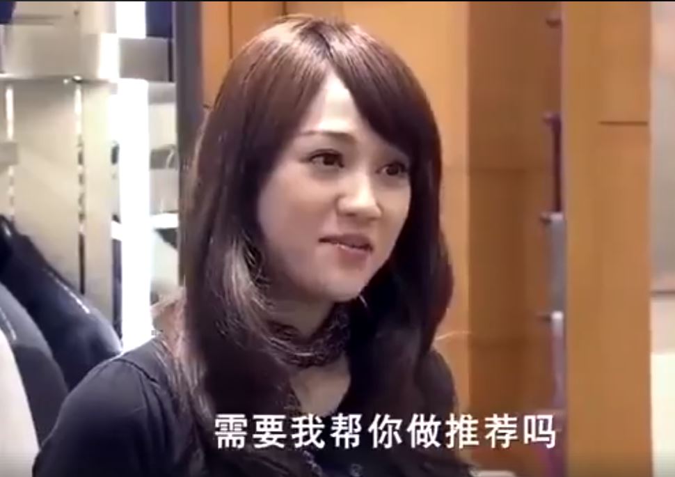 老伯「穿著隨興被店員瞧不起」唯獨她親切招呼！幾天後她收到「升遷通知」當場愣住