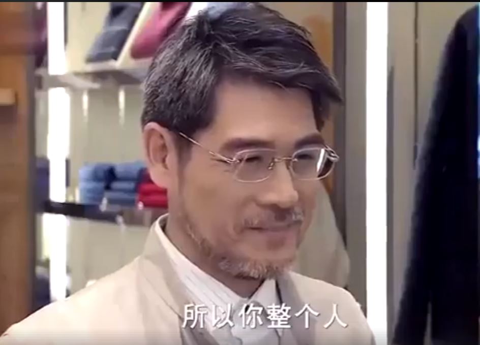 老伯「穿著隨興被店員瞧不起」唯獨她親切招呼！幾天後她收到「升遷通知」當場愣住