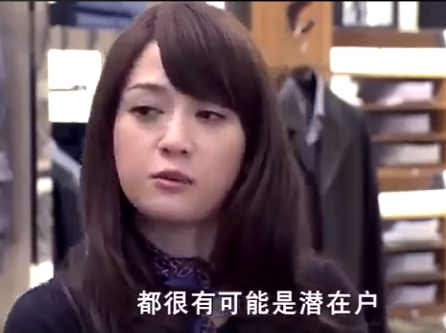 老伯「穿著隨興被店員瞧不起」唯獨她親切招呼！幾天後她收到「升遷通知」當場愣住