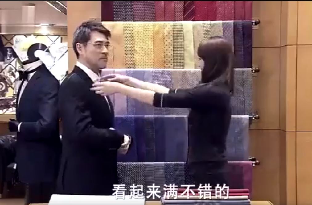 老伯「穿著隨興被店員瞧不起」唯獨她親切招呼！幾天後她收到「升遷通知」當場愣住