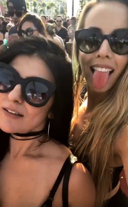 正妹專心自拍「意外錄下恐怖犯罪」！轉身「陌生男子突然伸出手...」關鍵1秒震撼全球！