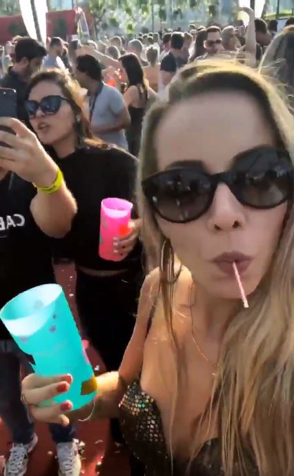 正妹專心自拍「意外錄下恐怖犯罪」！轉身「陌生男子突然伸出手...」關鍵1秒震撼全球！