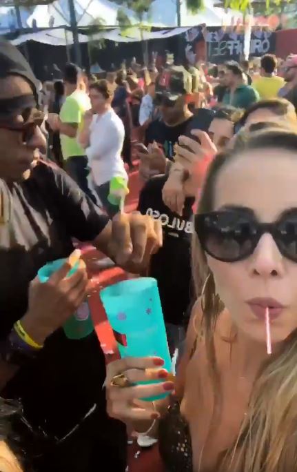 正妹專心自拍「意外錄下恐怖犯罪」！轉身「陌生男子突然伸出手...」關鍵1秒震撼全球！