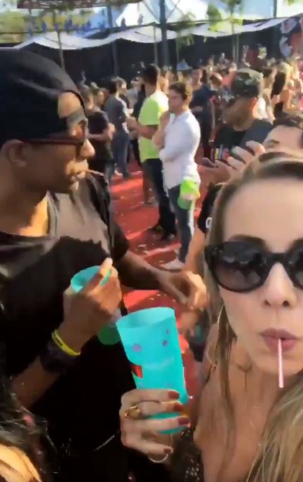 正妹專心自拍「意外錄下恐怖犯罪」！轉身「陌生男子突然伸出手...」關鍵1秒震撼全球！