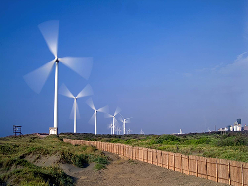 風力發電的「50公尺葉扇」究竟是如何運送？司機一個「神轉彎」看了欲罷不能！