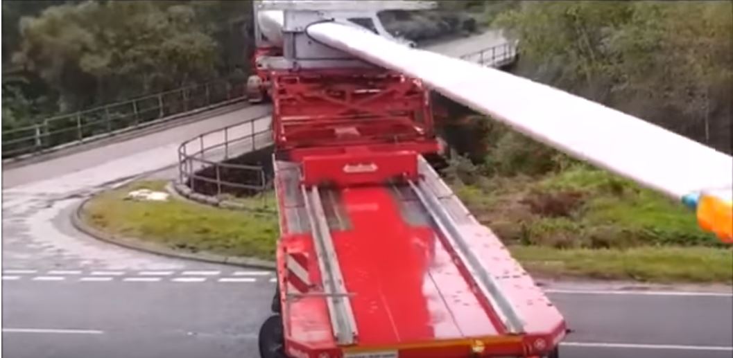 風力發電的「50公尺葉扇」究竟是如何運送？司機一個「神轉彎」看了欲罷不能！