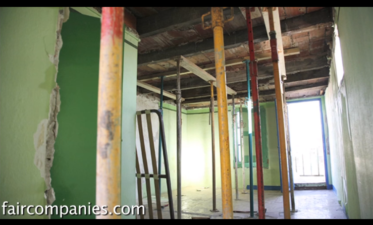 他花光積蓄買下這間「骯髒的7坪老公寓」，媽媽氣到和他冷戰，幾個禮拜後媽媽再度拜訪....太驚人了！