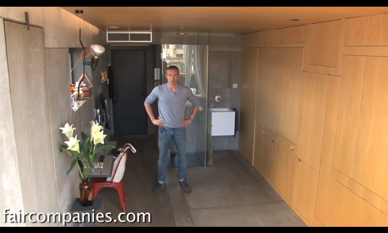 他花光積蓄買下這間「骯髒的7坪老公寓」，媽媽氣到和他冷戰，幾個禮拜後媽媽再度拜訪....太驚人了！