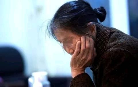 我幫女兒照顧外孫，女婿做好飯總讓我先吃，一次盛飯時「掀開鍋蓋」我忍不住落淚