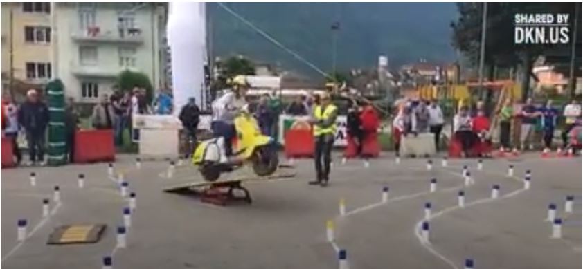 騎士考駕照展神技「輕鬆過360度轉彎」　但一看到後面的「魔王關卡」台灣人瞬間拜倒...