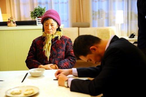 我幫女兒照顧外孫，女婿做好飯總讓我先吃，一次盛飯時「掀開鍋蓋」我忍不住落淚