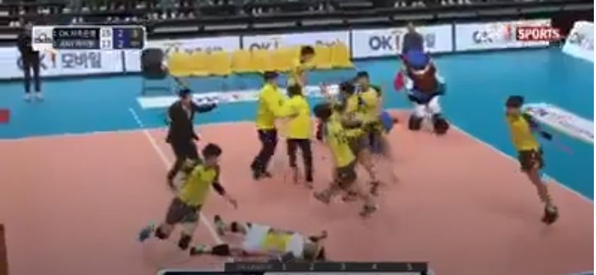 傳奇排球員「千鈞一髮之際救球」觀眾全熱血沸騰，下一秒「神一般的接球」全場看呆！