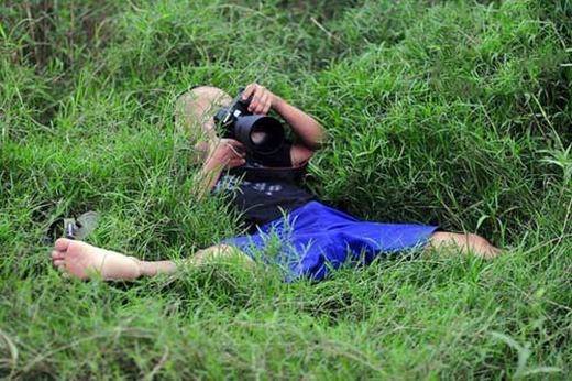 身懷絕技！24個最真實的「婚紗拍攝現場」　攝影師各種「浮誇拍照姿勢」笑翻網友啦