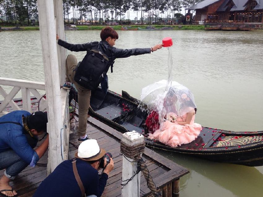 身懷絕技！24個最真實的「婚紗拍攝現場」　攝影師各種「浮誇拍照姿勢」笑翻網友啦