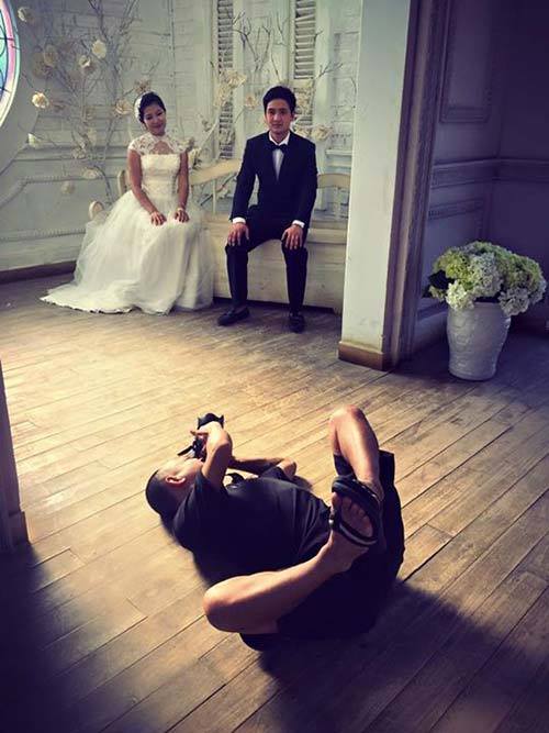 身懷絕技！24個最真實的「婚紗拍攝現場」　攝影師各種「浮誇拍照姿勢」笑翻網友啦