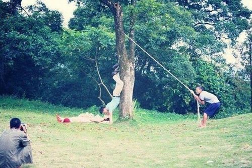 身懷絕技！24個最真實的「婚紗拍攝現場」　攝影師各種「浮誇拍照姿勢」笑翻網友啦