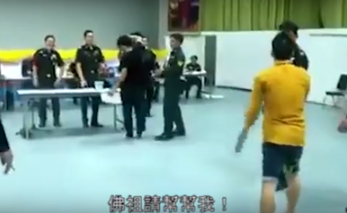 泰國男生可以抽籤決定「要不要當兵」，現場每個人都快發瘋，最後只剩他抽籤竟然....