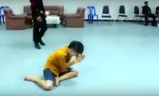 泰國男生可以抽籤決定「要不要當兵」，現場每個人都快發瘋，最後只剩他抽籤竟然....