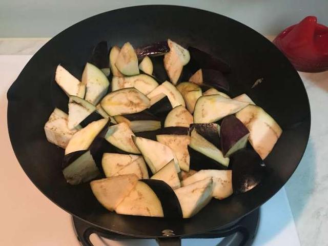 快跟著阿基師一起出好菜，超下飯的「魚香茄子」不要錯過！