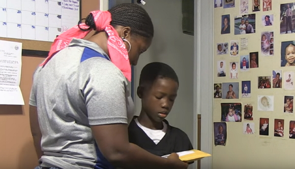 媽媽看到包裹臭罵兒子「上網亂買東西」　一頭霧水的他「把包裹拆開後」立馬緊緊抱住媽媽