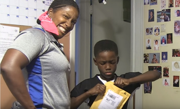 媽媽看到包裹臭罵兒子「上網亂買東西」　一頭霧水的他「把包裹拆開後」立馬緊緊抱住媽媽