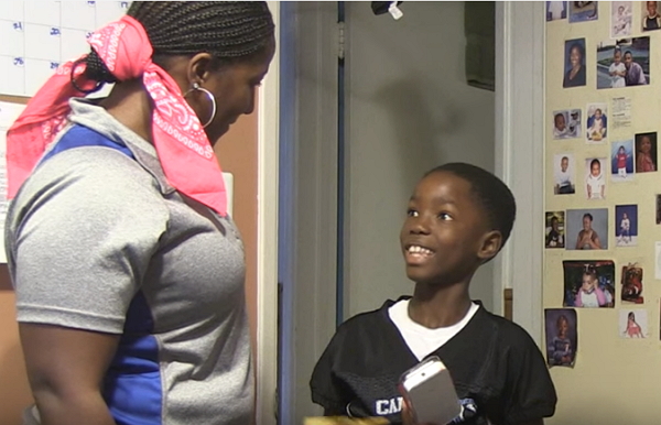 媽媽看到包裹臭罵兒子「上網亂買東西」　一頭霧水的他「把包裹拆開後」立馬緊緊抱住媽媽