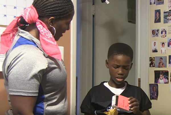 媽媽看到包裹臭罵兒子「上網亂買東西」　一頭霧水的他「把包裹拆開後」立馬緊緊抱住媽媽