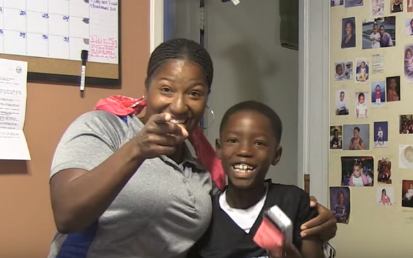 媽媽看到包裹臭罵兒子「上網亂買東西」　一頭霧水的他「把包裹拆開後」立馬緊緊抱住媽媽