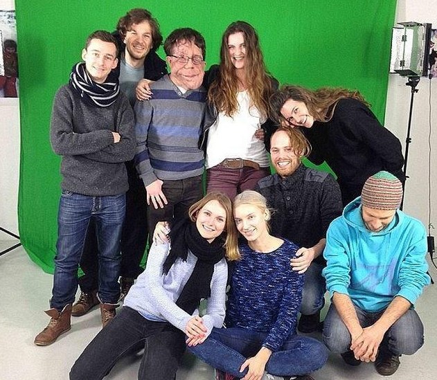 可愛雙胞胎人人羨，孰料「弟弟長大很英俊、哥哥卻變怪物」！最後結局竟「完全相反」讓人落淚...