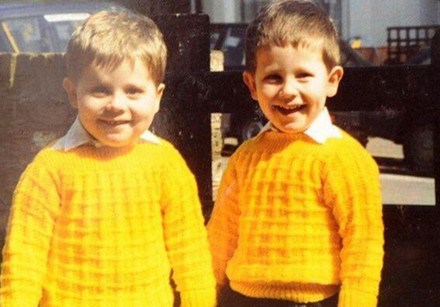 可愛雙胞胎人人羨，孰料「弟弟長大很英俊、哥哥卻變怪物」！最後結局竟「完全相反」讓人落淚...