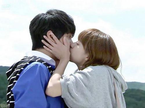 第一次跟男友回家見家長，我卻突然被一個「瘋 女人」抱住，驚嚇過後我反而決定「嫁給男友」！