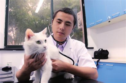 第一次跟男友回家見家長，我卻突然被一個「瘋 女人」抱住，驚嚇過後我反而決定「嫁給男友」！