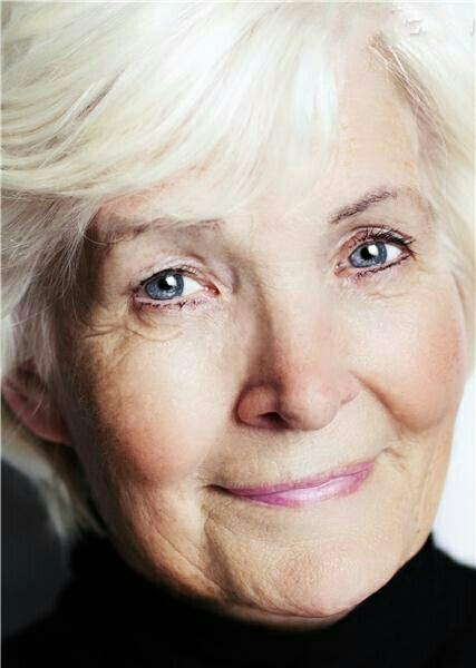 第一次跟男友回家見家長，我卻突然被一個「瘋 女人」抱住，驚嚇過後我反而決定「嫁給男友」！